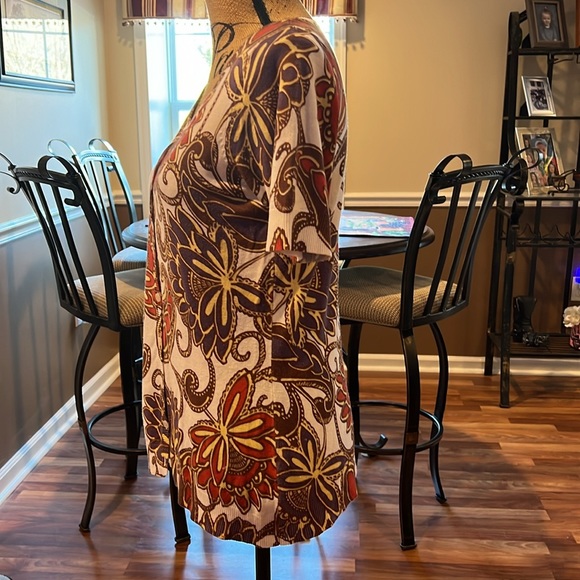 Size medium short sleeve floral print button up cardigan - Picture 2 of 3